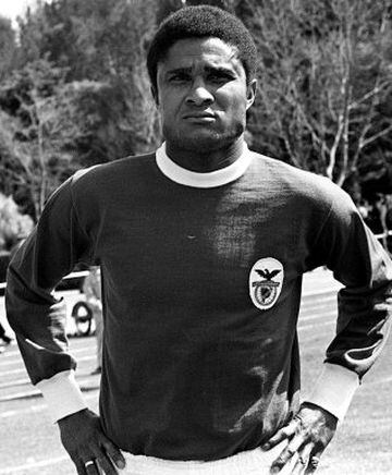 Ex futbolista portugués, considerado el mejor jugador en la historia de su país. Falleció en 2014.