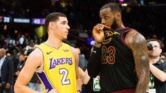 Lonzo Ball y LeBron James hablaron sobre el parqu&eacute; despu&eacute;s de la victoria de los Cavaliers sobre los Lakers.