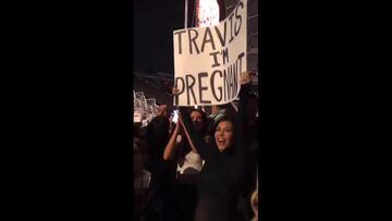 El momento en el que Kourtney Kardashian le anuncia su embarazo a Travis Barker | VIDEO