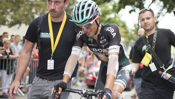Rafal Majka llega a meta tras una dura ca&iacute;da en la etapa de Chambery en el Tour de Francia 2017.