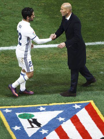 Zinedine Zidane saluda a Isco tras sustituir al malague&ntilde;o en el Atl&eacute;tico-Real Madrid de la Liga 2016-2017.