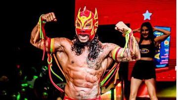 Dragón Rojo Jr. hace su entrada al ring en la Arena México.