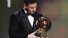 Soccer Football - The Ballon d'Or Awards - Theatre du Chatelet, Paris, France - November 29, 2021 Paris St Germain's Lionel Messi with the Ballon d'Or award REUTERS/Benoit Tessier