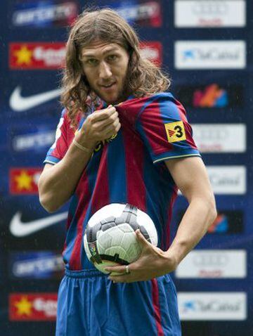 Dmytro Chygrynskiy fichó por el FC Barcelona el verano de 2009 por 25 millones de euros a petición de Pep Guardiola. Jugó 942 minutos, muy por debajo de lo que se esperaba de él. 
