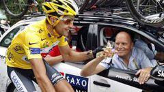 Sastre y Riis brindan por el triunfo en el Tour de Francia de 2008. 