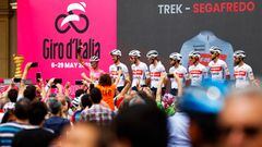 La undécima etapa del Giro con un recorrido de 203 km ha transcurrido entre las localidades de Santarcangelo di Romagna y Reggio Emilia. En la imagen, Juan Pedro López saluda a la afición antes del inicio de la etapa. 