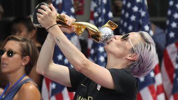 NEW YORK, NEW YORK - JULY 10: Megan Rapinoe and members of the United States Women&#039;s National Soccer Team are honored at a ceremony at City Hall on July 10, 2019 in New York City. The honor followed a ticker tape parade up lower Manhattan&#039;s &quot;Canyon of Heroes&quot; to celebrate their gold medal victory in the 2019 Women&#039;s World Cup in France.   Bruce Bennett/Getty Images/AFP == FOR NEWSPAPERS, INTERNET, TELCOS &amp; TELEVISION USE ONLY ==