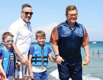 Elton John y David Furnish, junto a sus hijos Elijah y Zachary.