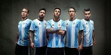 Argentina: El equipo de Messi jugará con la indumentaria tradicional. Las franjas albicelestes son más anchas que la última edición. 