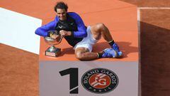 Rafa Nadal pasa con el trofeo de Roland Garros 2017.