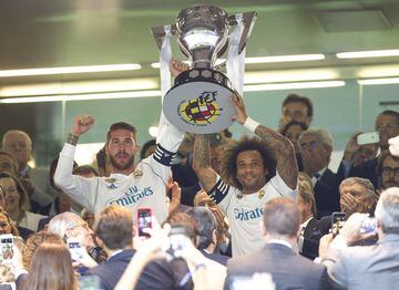 Agosto 2017. En el partido de vuelta de la Supercopa de España entre el Real Madrid y el Barcelona, los capitanes Sergio Ramos y Marcelo recibieron el trofeo de campeones de Liga de la temporada 2016-2017. Tí­tulo número 33 del conjunto blanco.