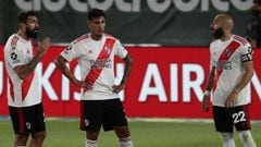 Argentina&#039;s River Plate forward Lucas Pratto (C) gives instructions to his teammate defender Javier Pinola (R) during their Argentina First Division 2020 Liga Profesional de Futbol tournament match against Argentina&#039;s Rosario Central at Libertadores de America stadium, in Avellaneda, Buenos Aires province, Argentina, on November 7, 2020. (Photo by ALEJANDRO PAGNI / POOL ARGRA / AFP)