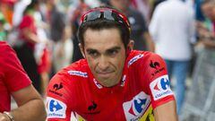 Alberto Contador luce el maillot rojo de la Vuelta a España.