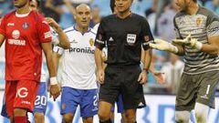 <b>GROTESCO. </b>Roberto protesta a Muñiz Fernández tras señalar penalti. El árbitro no sabía a quién debía expulsar y amonestó al portero por preguntárselo.