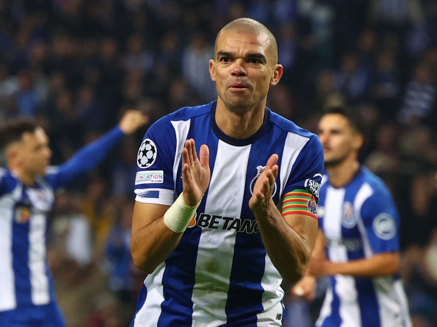 Pepe marca de cabeça e faz história na Champions League