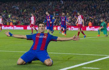 A happier moment for Suárez as he scores against Atlético.