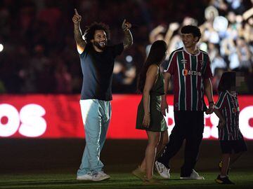 Marcelo y su familia saludan a los aficionados del Fluminense.