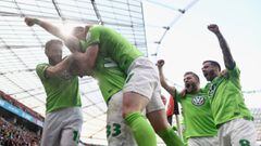Futbolistas del Wolfsburgo celebran uno de los tres tantos anotados por Mario G&oacute;mez.