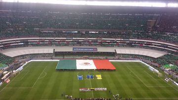El ej&eacute;rcito mexicano despleg&oacute; una bandera tricolor gigante durante el protocolo de los himnos; la afici&oacute;n pint&oacute; el estadio de verde con un mosaico.