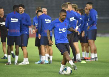 FC Barcelona's Brazilian forward Malcom (C) warms up with a ball at the beginning of a training session ahead of the Rakuten Cup football match with Chelsea, in Machida, suburban Tokyo on July 22, 2019. - Barcelona and Chelsea will play for the Rakuten Cu