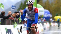 El ciclista franc&eacute;s Thibaut Pinot celebra su victoria en la quinta etapa del Tour de los Alpes con final en Lienz.