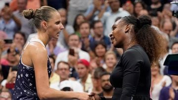 La tenista checa Karolina Pliskova y la estadounidense Serena Williams se saludan tras su partido en el US Open 2018.
