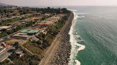 Las olas se han comido las playas en San Clemente (California, Estados Unidos) y ya acechan las v&iacute;as del tren, tras las cuales hay tambi&eacute;n un centenar de casas de lujo. 
