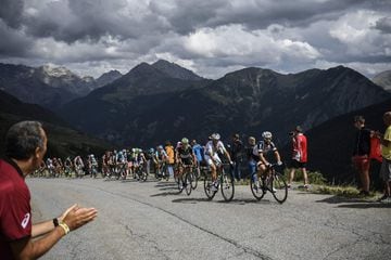 Los ciclistas Simon Geschke, Feillu y Serge Pauwels encabezan el pelotón mientras los aficionados animan durante la 18ª etapa del Tour de Francia.