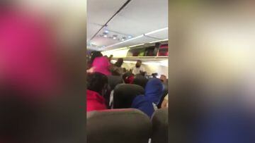 ¡Terrible pelea a combos entre dos mujeres en un avión!