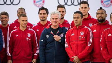 Jupp Heynckes rodeado de la plantilla del Bayern de M&uacute;nich en un acto promocional. 