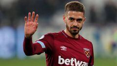 FILE PHOTO: Soccer Football - Premier League - West Ham United v Fulham - London Stadium, London, Britain - February 22, 2019  West Ham&#039;s Manuel Lanzini waves to the fans at the end of the match   REUTERS/David Klein  EDITORIAL USE ONLY. No use with unauthorized audio, video, data, fixture lists, club/league logos or &quot;live&quot; services. Online in-match use limited to 75 images, no video emulation. No use in betting, games or single club/league/player publications.  Please contact your account representative for further details./File Photo