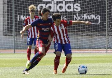 Atleti's Sonia Bermúdez shields the ball.
