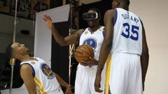 OAKLAND, CA - SEPTEMBER 26:  Kevin Durant #35 and Stephen Curry #30 of the Golden State Warriors joke with Andre Iguodala #9 while he wears a virtual reality viewer during the Golden State Warriors Media Day at the Warriors Practice Facility on September 26, 2016 in Oakland, California.  (Photo by Ezra Shaw/Getty Images) REALIDAD VIRTUAL BALONCESTO NBA