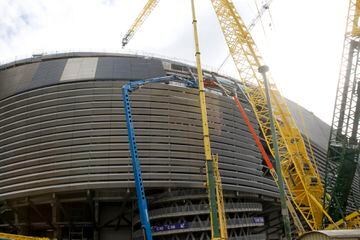 Las obras del estadio Santiago Bernabéu se han intensificado durante el paréntesis del Mundial. Ya están la mayoría de las lamas y muy avanzada la cubierta.