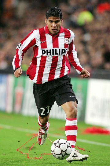 En 2006, Carlos Salcido pasó de Chivas al PSV.