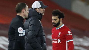 Soccer Football - Premier League - Liverpool v Chelsea - Anfield, Liverpool, Britain - March 4, 2021 Liverpool&#039;s Mohamed Salah walks past manager Juergen Klopp after being substituted off Pool via REUTERS/Phil Noble EDITORIAL USE ONLY. No use with un