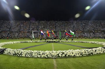 30 de noviembre de 2016: A las 6:45 p.m., hora que estaba programado el partido, comenzó el homenaje en el Atanasio Girardot de Medellín. Miles de personas con camisetas blancas, flores y velas, asistieron al acto. Rueda conmovió con su discurso al igual que el canciller brasileño en Colombia, José Serra. 