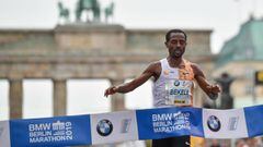 Ethiopia&#039;s Kenenisa Bekele crosses the finish line to win the Berlin Marathon on September 29, 2019 in Berlin. (Photo by John MACDOUGALL / AFP)