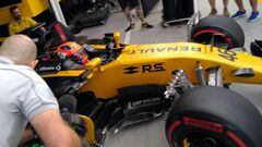 Robert Kubica saliendo del garaje con el Renault durante los test de Hungr&iacute;a.