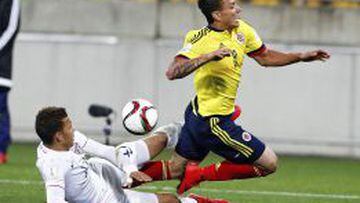 Desevio Payne (izquierda) comete una falta contra el colombiano Alexis Zapata. 