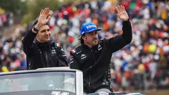 Esteban Ocon y Fernando Alonso durante el 'drivers parade' en el GP de Hungría.