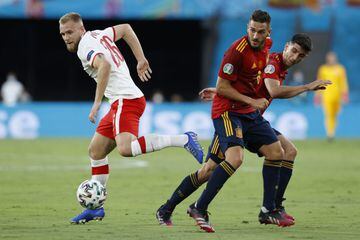 Tymoteusz Puchacz of Poland battles for possession with Koke and Gerard Moreno of Spain.