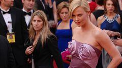 Las celebridades, como Charlize Theron en esta foto, suelen vestir vestidos muy particulares en galas y entregas de premios