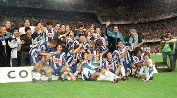 El Espanyol festeja la Copa del Rey, el 27 de mayo de 2000, en Mestalla.
