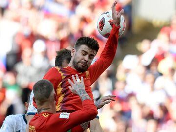 The ball hits Spain&#039;s defender Gerard Pique&#039;s hand in the penalty area during the Russia 2018 World Cup round of 16 football match between Spain and Russia at the Luzhniki Stadium in Moscow on July 1, 2018. / AFP PHOTO / Juan Mabromata / RESTRICTED TO EDITORIAL USE - NO MOBILE PUSH ALERTS/DOWNLOADS