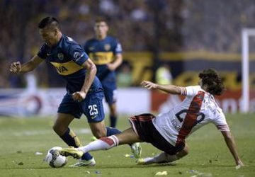 Boca Juniors' forward Andres Chavez (R) vies for the ball with River Plate's midfielder Leonardo Ponzio during the Sudamericana Cup semifinal first leg football match at the Bombonera stadium in Buenos Aires, Argentina, on November 20, 2014. AFP PHOTO / Juan Mabromata