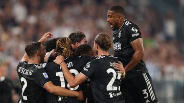 TURIN, ITALY - AUGUST 31: Dusan Vlahovic of Juventus celebrates with team mates Mattia De Sciglio, Moise Kean, Adrien Rabiot, Gleison Bremer and Danilo after scoring to give the side a 1-0 lead during the Serie A match between Juventus and Spezia Calcio at Allianz Stadium on August 31, 2022 in Turin, Italy. (Photo by Jonathan Moscrop/Getty Images)