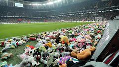 This handout photograph taken and released by Turkish agency DHA (Demiroren News Agency) on February 26, 2023 shows players collecting toys from the pitch as Besiktas fans throw toys onto the pitch during the Turkish Super League soccer match between Besiktas and Antalyaspor at the Vodafone stadium in Istanbul. - Besiktas supporters threw a massive number of soft toys to be donated to children affected by the powerful earthquake on Feb. 6 on southeast Turkey. (Photo by Handout / DHA (Demiroren News Agency) / AFP) / RESTRICTED TO EDITORIAL USE - MANDATORY CREDIT "AFP PHOTO / DHA (DEMIROREN NEWS AGENCY)  " - NO MARKETING NO ADVERTISING CAMPAIGNS - DISTRIBUTED AS A SERVICE TO CLIENTS