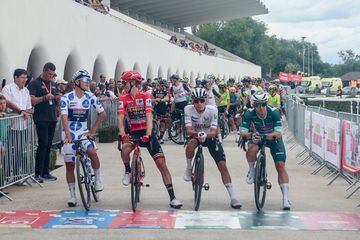 El pelotón de ciclistas antes de la salida en el Hipódromo de la Zarzuela.