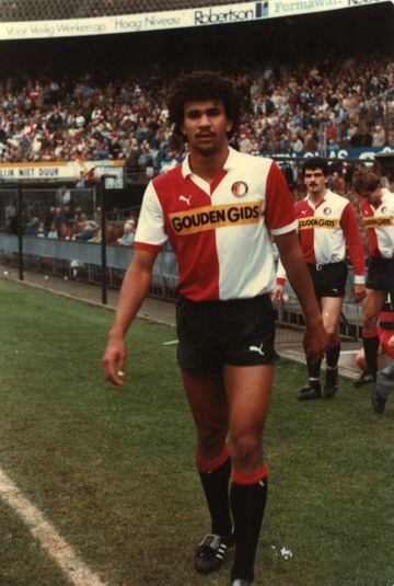 A mediados de la década de los 80, un jugador holandés, nacido en Surinam, brillaba en el PSV Eindhoven. Se llamaba Ruud Dil Gullit. Era alto, potente, técnico, despuntaba marcando goles… Su fama empezaba a recorrer el continente europeo. En 1986 y estand